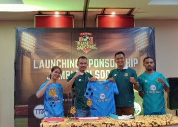 Rilis Jersey : Pemilik PT.TBK Dharma Albert Tarigan bersama Ketua JFS