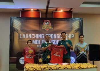 Rilis Jersey : Perwakilan Aroma Mejasaji saat launching Sponsorship bersama Ketua JFS