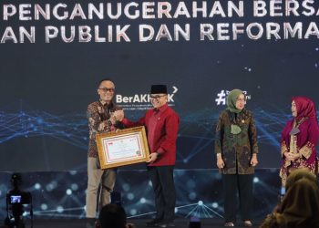 Dirjen Dukcapil Zudan Arif saat Menerima Penghargaan Top Inovasi Pelayanan Publik Dari Menpan RB Azwar Anas/Puspen Kemendagri