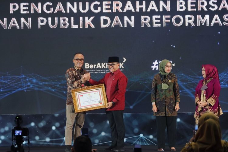 Dirjen Dukcapil Zudan Arif saat Menerima Penghargaan Top Inovasi Pelayanan Publik Dari Menpan RB Azwar Anas/Puspen Kemendagri