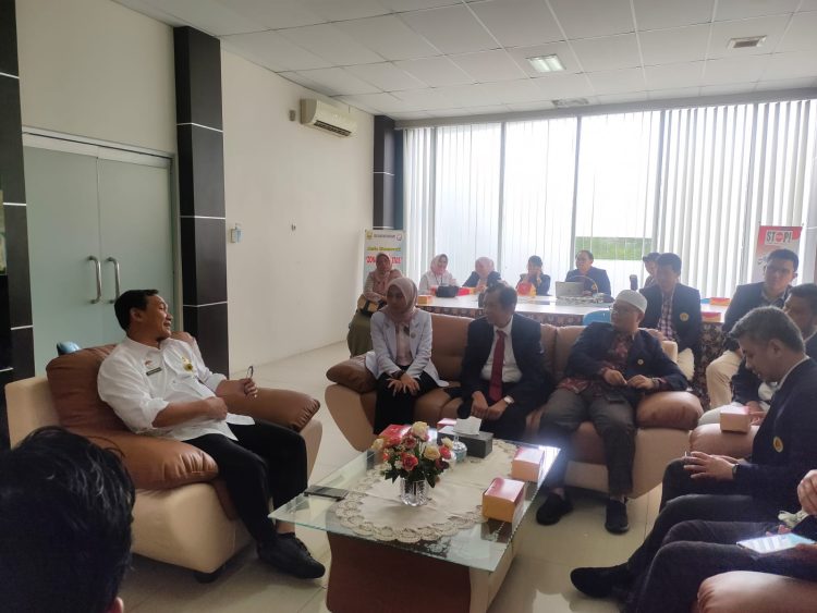 Direktur RSUD Raden Mattaher Dr.dr.Herlambang saat Pertemuan dengan Ketua Kolegium Pulmonologi dan Kedokteran Respirasi beserta jajaran