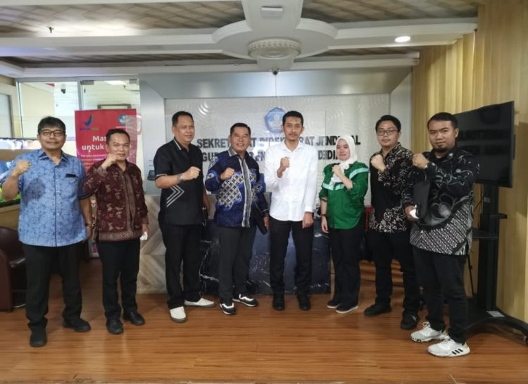 Dr.Fadli Sudria, SE,M.Hum (4 dari Kiri) Usai Memimpin Komisi IV DPRD Provinsi Jambi ke Kemendikbud RI