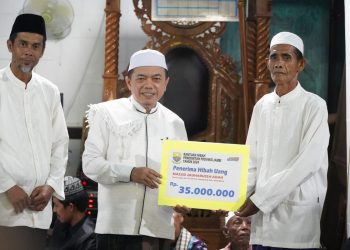 Gubernur Al Haris Menyerahkan Bantuan Saat Safari Ramadhan di Kabupaten Batang Hari