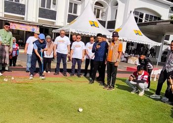 Gubernur Al Haris Melakukan Stroke (pukulan) Gateball