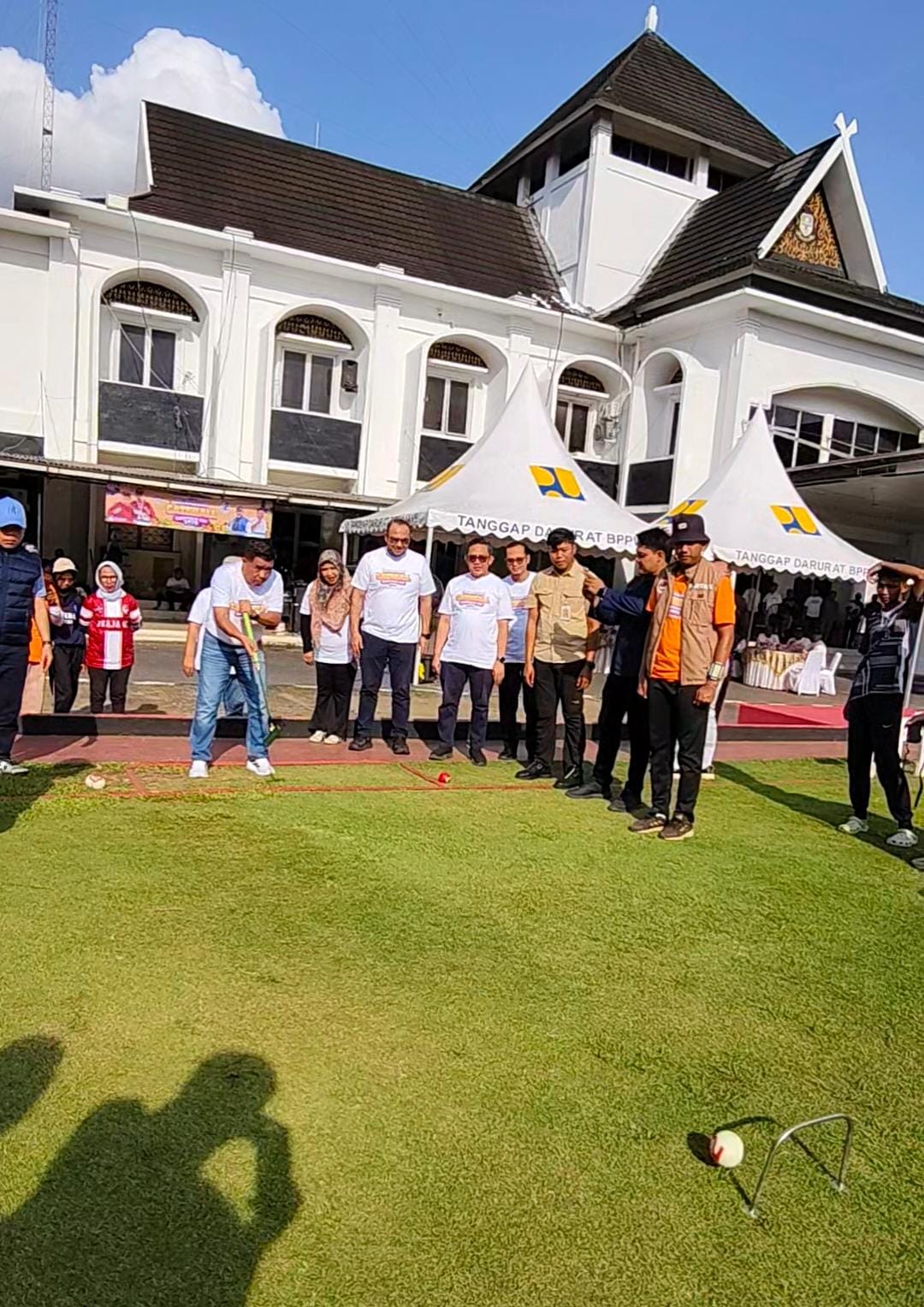 Kadis PUPR Muzakir Memasukkan Bola Gateball ke Gawang Pada Kesempatan Pertama