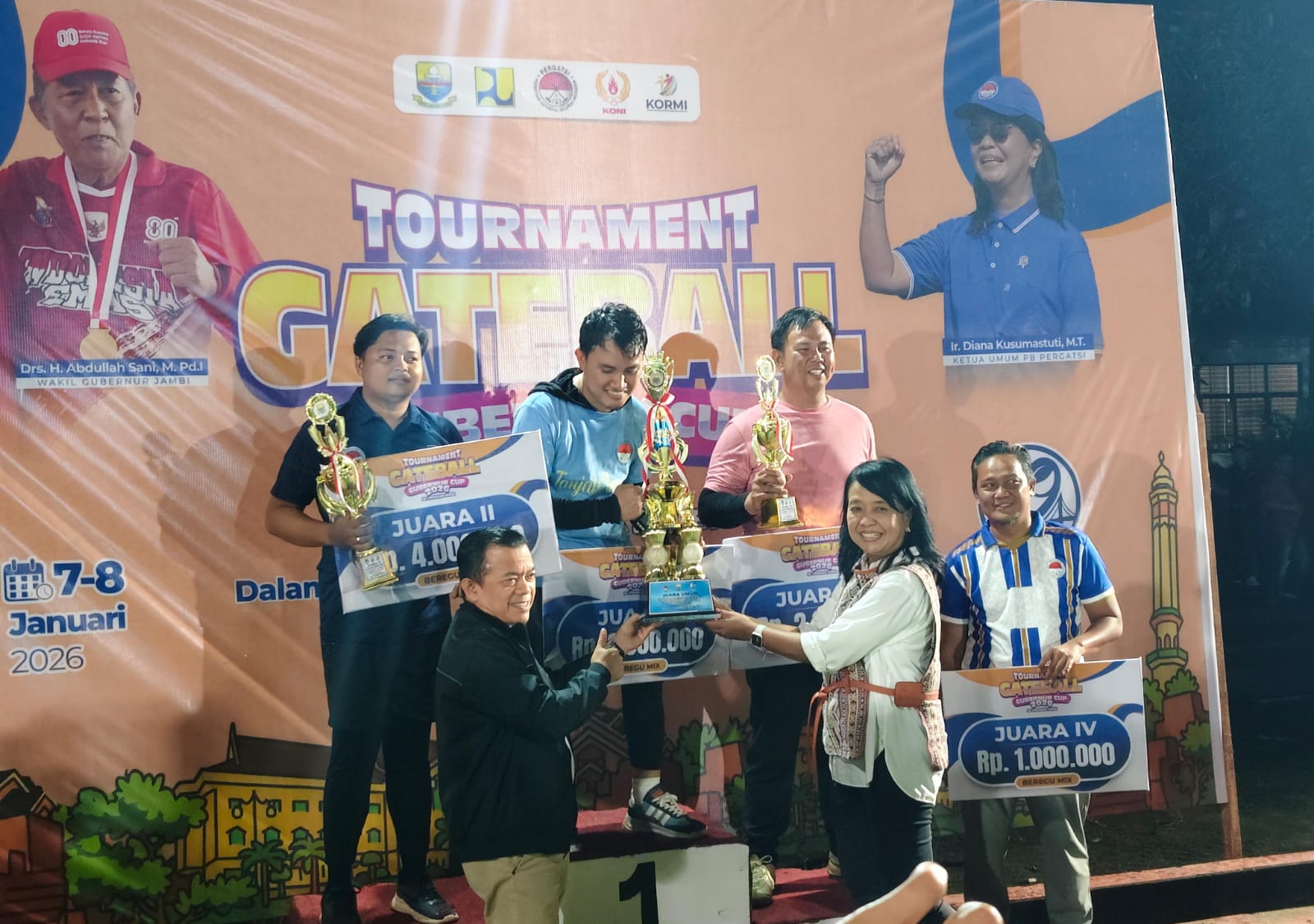 Gubernur Al Haris dan Wamen PU menyerahlan Piala kepada Juara Umum Turnamen Gateball Gubernur Cup 2026